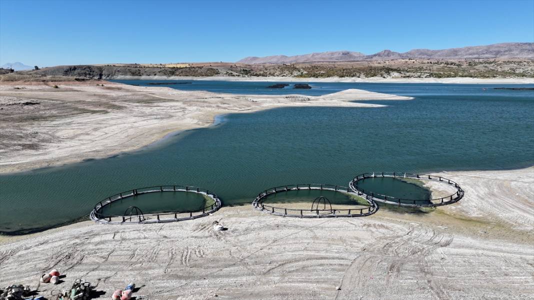 Barajdaki su çekildi, köy enkazı ortaya çıktı, balık kafesleri zeminle buluştu 5